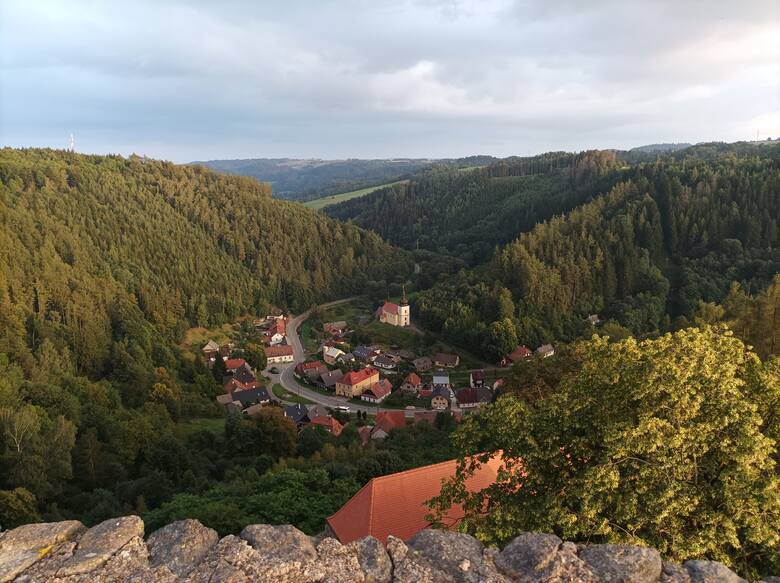 Ze szczytu wieży rozciąga się wspaniały widok na dolinę rzeki Křetínki.