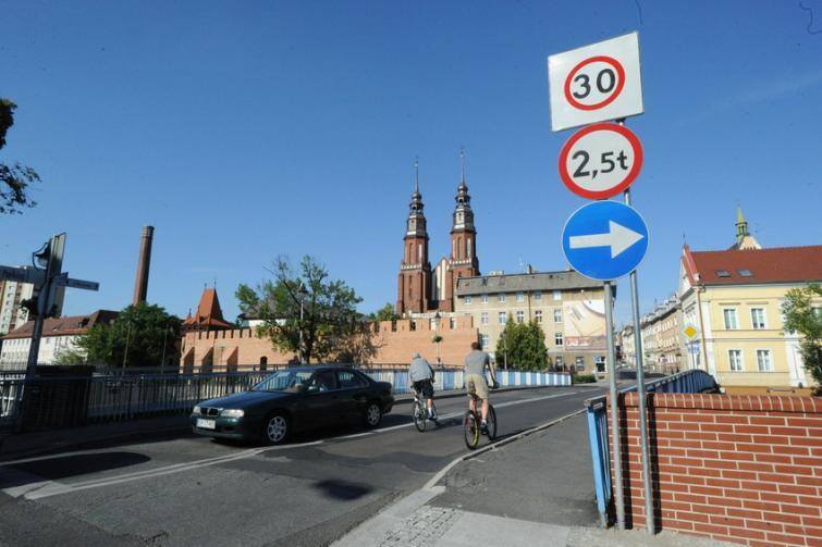 W miastach i wsiach tylko w wyjątkowych sytuacjach można ograniczyć prędkość bardziej niż do 30 km/h