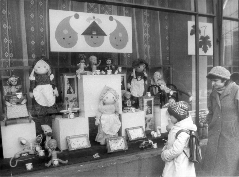 Wrocław, 28 listopada 1985 rok. Dziecko przed wystawa sklepu z zabawkami domu towarowego.