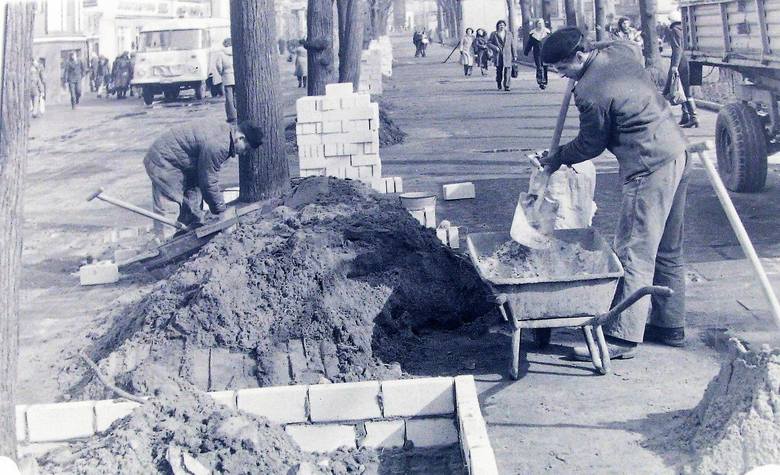 Wiosna 1977 r., stawianie ozdobnych murków wokół starych lip na deptaku al. Wojska Polskiego