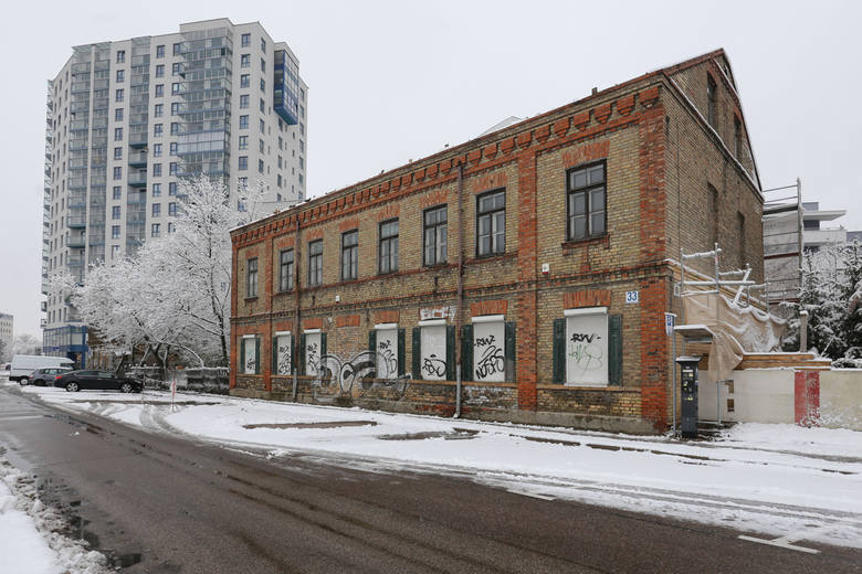 Elewacja budynku od ul. Kaczorowskiego nie była jeszcze remontowana, ale również będzie oczyszczona. Właściciel zamierza zachować widoczne na zdjęciu zielone okiennice. 