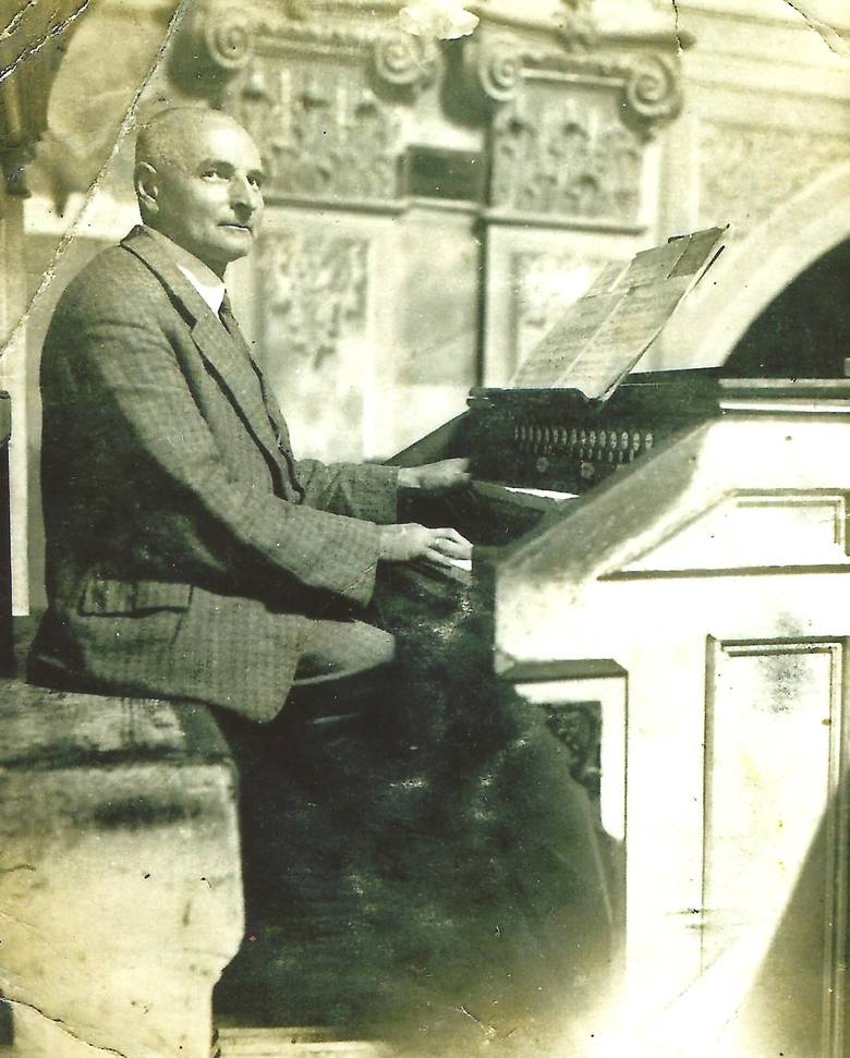 Przy organach w kościele w Złoczowie Józef Jakubowski (1877-1955) - przez kilkadziesiąt lat tamtejszy organista, a po wojnie w Grodkowie. 