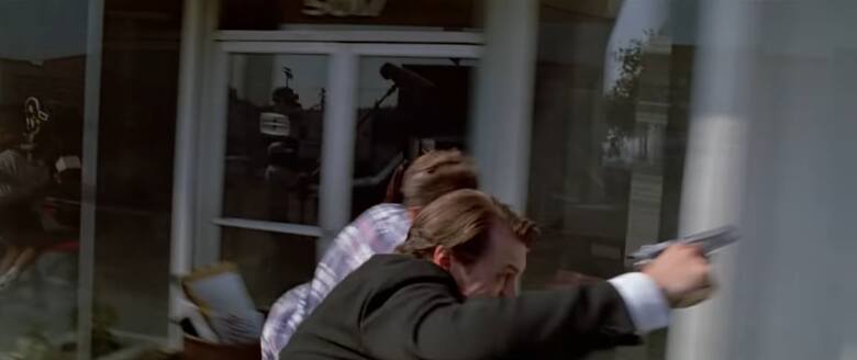 Scena z "Wściekłych psów" przedstawiająca w odbiciu na szybie ekipę filmową.