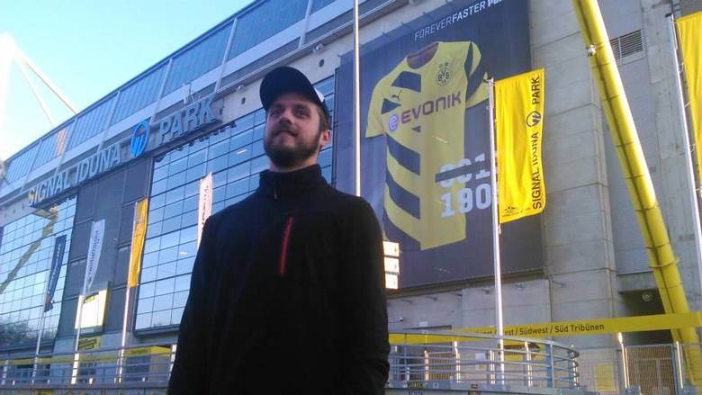 Mateusz z Rydułtów z kolegą objechał Europę i odwiedził najpopularniejsze kluby piłkarskie. Wszystko po to, aby zebrać koszulki, przeznaczyć je na licytację i pomóc ciężko chorującym.