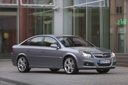 Fot. Opel: Face lifting Vectry upodobnił ją do innych modeli Opla