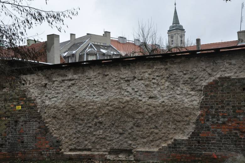 XV-wieczne mury obronne w Byczynie  wymagają pilnie renowacji. W niektórych miejscach kamienie i cegły już się zawaliły, w innych podstemplowano je  i ogrodzono, bo stanowią zagrożenie.