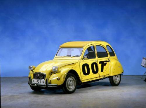Fot. Citroën: „Brzydkimi kaczuchami” jeździły nie tylko zakonnice w „żandarmach”. Ta wystąpiła u boku Rogera Moore’a w dwunastym „Bondzie” zatytułowanym