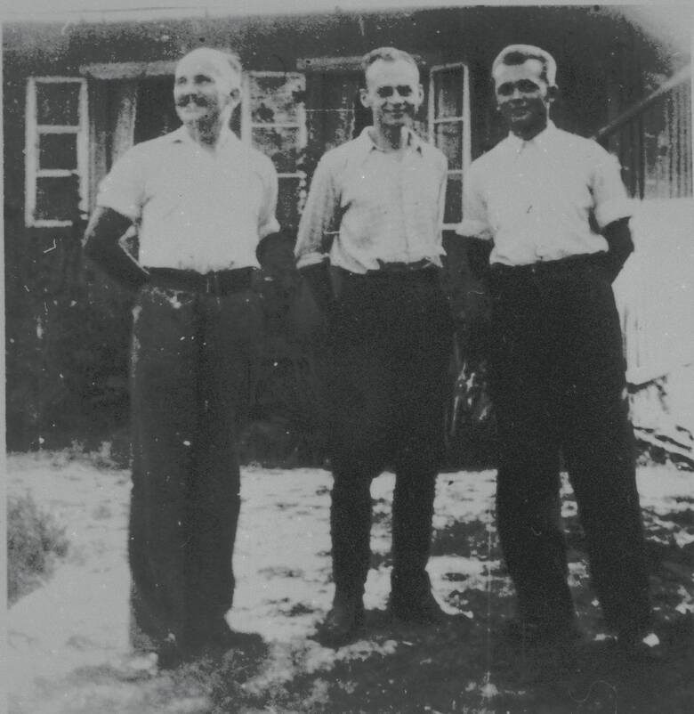 Od lewej: Jan Redzej, Witold Pilecki i Edward Ciesielski – uciekinierzy z Auschwitz przed domem Państwa Serafińskich w Nowym Wiśniczu, lato 1943 r.