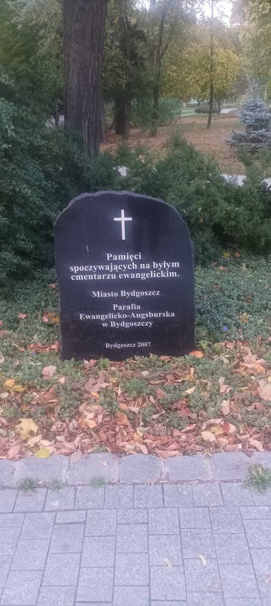 W 2007 roku w Parku Witosa odsłonięto pomnik upamiętniający spoczywających na byłym cmentarzu ewangelickim.