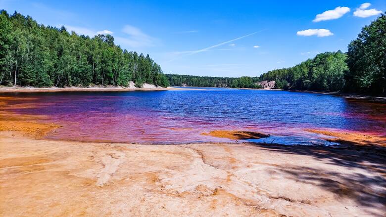 Niektóre jeziora mają rdzawy, wręcz krwisty kolor.