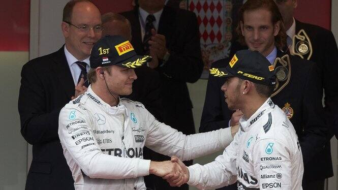 Rosberg i Hamilton na podium Fot. Mercedes
