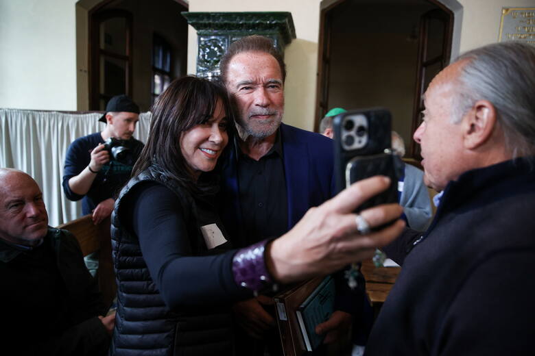 Oświęcim. Arnold Schwarzenegger oddał hołd ofiarom Auschwitz. Zwiedził synagogę i Muzeum Żydowskie. ZDJĘCIA