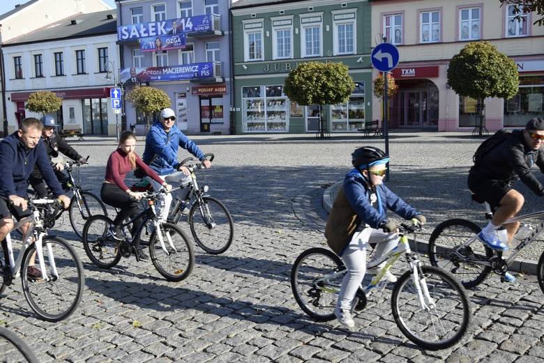 Z rynku w Skierniewicach ruszył XVIII Rajd Pieczonego Ziemniaka. Blisko 100 rowerzystów wybrało się w trasę o długości 28 kilometrów. Zakończenie rajdu zaplanowano w ośrodku Sosenka. Organizatorem rajdu jest skierniewicki oddział PTTK Szaniec.
