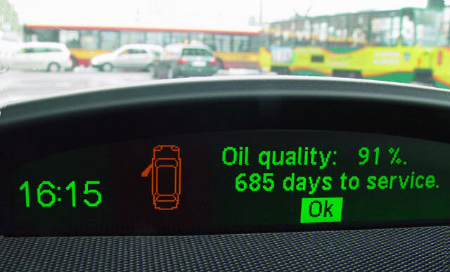 bardzo nowoczesne samochody dostarczają nam informacji o przewidywanym czasie lub przebiegu do wymiany oleju czy całego przeglądu. W starszych modelach