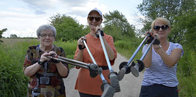 Panie (od lewej): Teresa, Alina i Mirosława na swojej ulubionej trasie w kierunku Wawrowa. - Zachęcamy: spróbujcie nordic walking. To naprawdę wspaniała