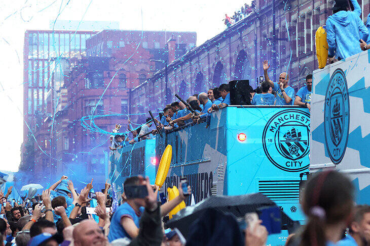 Grealish odurzony piwem i wódką, Haaland oblany szampanem, Guardiola epicko z cygarem. Parada miejska Manchesteru City główną imprezą lata!