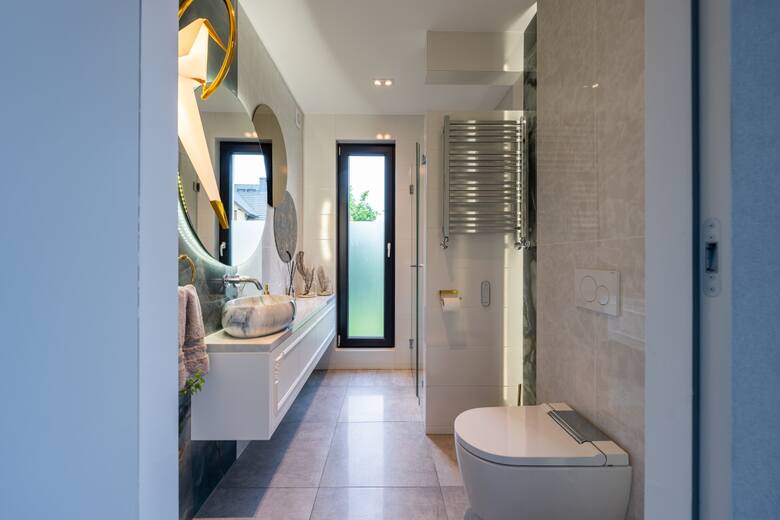 Na szczególną uwagę zasługuje łazienka, która eksponuje wszystkie charakterystyczne elementy projektu.