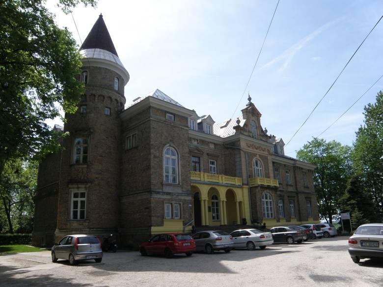 Pałac w Łopusznie został wybudowany w latach 1897-1905. Należał do Zbigniewa Dobieckiego, którego rodzina mieszkała w nim do września 1939 roku. Teraz