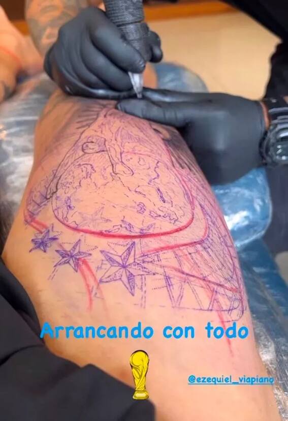 Projekt tatuażu Pucharu Świata na prawym udzie Angela Di Marii