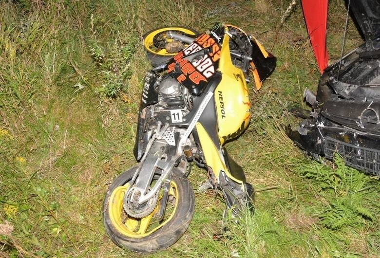 Kierujący motocyklem, 26-letni Krystian G., mieszkaniec gminy Laszki, pomimo przeprowadzonej przez policjantów reanimacji, zginął na miejscu.