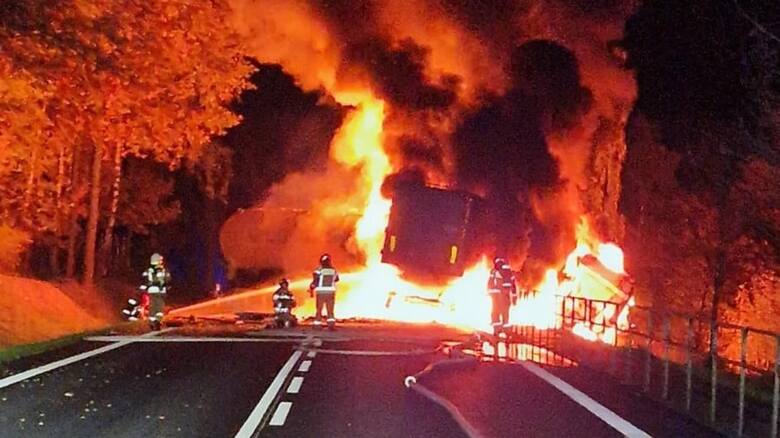 W miejscowości Przęsławice zderzyły się dwie ciężarówki, w tym cysterna. Wybuchł pożar, zginęły dwie osoby