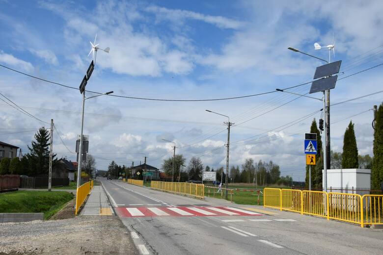 Aktywne przejście dla pieszych poprawiło bezpieczeństwo w sąsiedztwie przejścia dla pieszych przy szkole w Tychowie Starym.