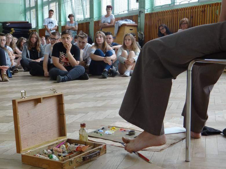 Niezwykłe spotkania w skierniewickich szkołach z niezwykłą Małgorzatą Waszkiewicz, która maluje stopami [ZDJĘCIA]