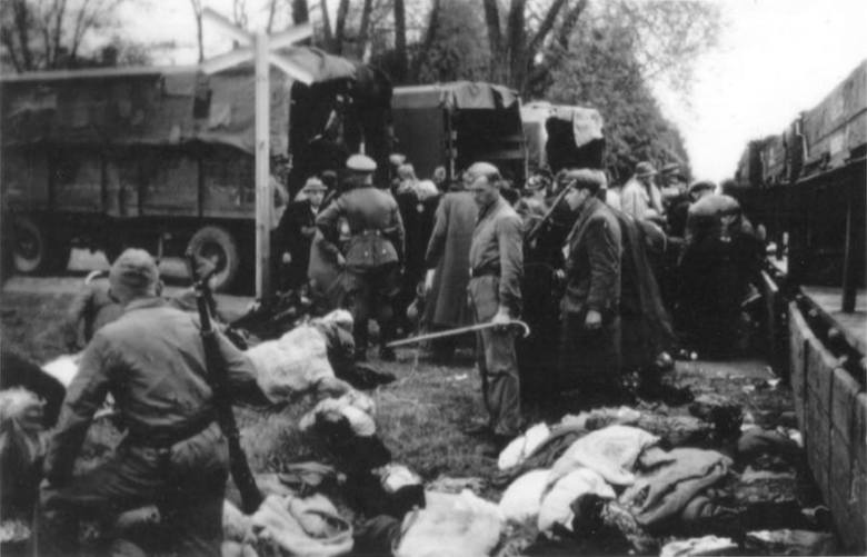 Powiercie (linia kolejki wąskotorowej), przesiadka w drodze do miejsca zagłady w Kulmhof am Nehr (prawdopodobnie grupa łódzkich Żydów; ok. 1942)