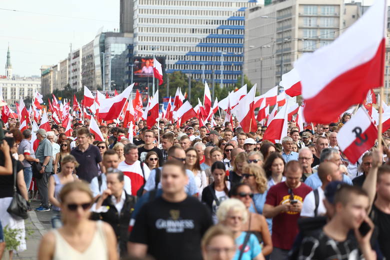 VIII Marsz Powstania Warszawskiego 2019. Po Godzinie "W" z ronda Dmowskiego ruszyÅ‚ przemarsz organizowany przez ONR