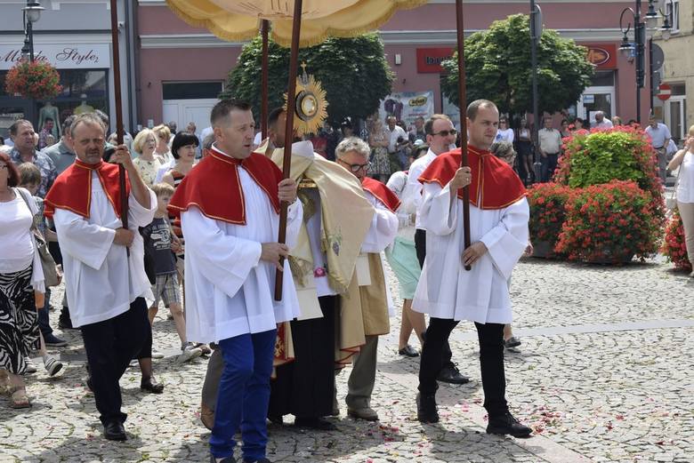 Procesje Bożego Ciała, zorganizowane przez parafie w centrum Skierniewic, połączyły się w Runku. Przed zbudowanym tam ołtarzem odbyła się wspólna dla wszystkich uczestników procesji msza święta.