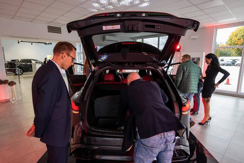 Zainteresowanie na marki aut premium wzrasta. Polacy coraz częściej odwiedzają salony samochodowe