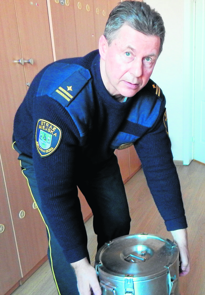 - Potrzebującym wozimy herbatę - mówi Henryk Martynowski z zielonogórskiej straży miejskiej.