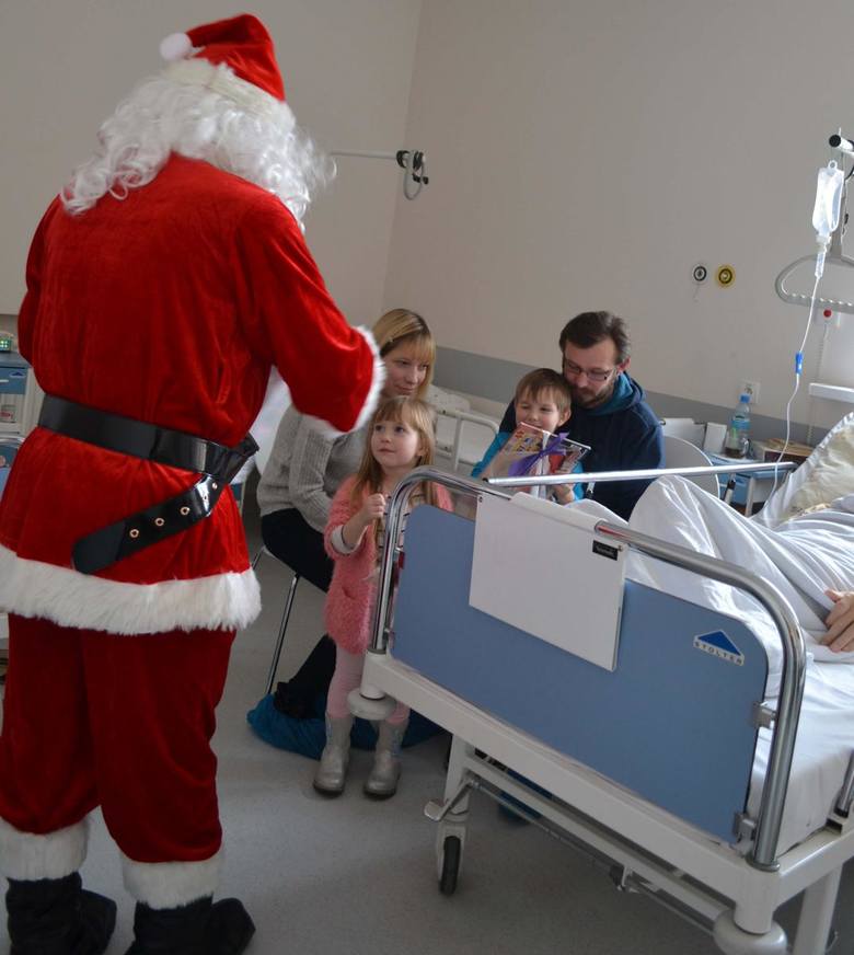 Święty Mikołaj odwiedził małych i dużych pacjentów łowickiego szpitala [ZDJĘCIA]