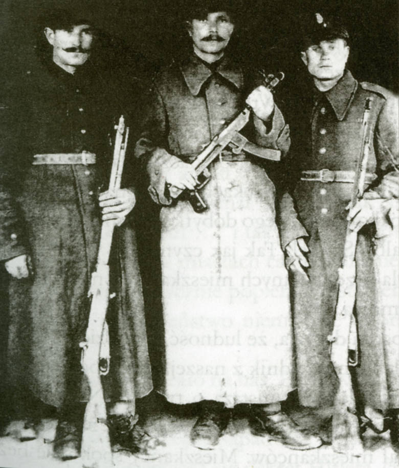 Z lewej Antoni Jacyno, wujaszek braci Maciejewskich. W 1939 roku poszedł na wojnę. Wzięty do niemieckiej niewoli uciekł z transportu kolejowego, wrócił na Wileńszczyznę i znów wstąpił do polskiego wojska