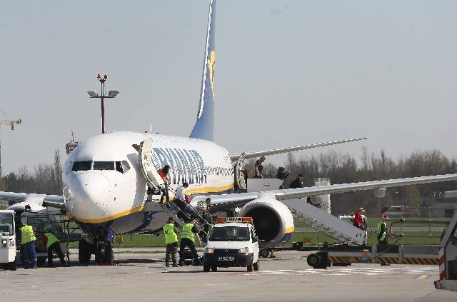 W samolocie przewoźnika Ryanair, który we wtorek wieczorem miał lecieć z Łodzi do Londynu, doszło do awarii silnika.