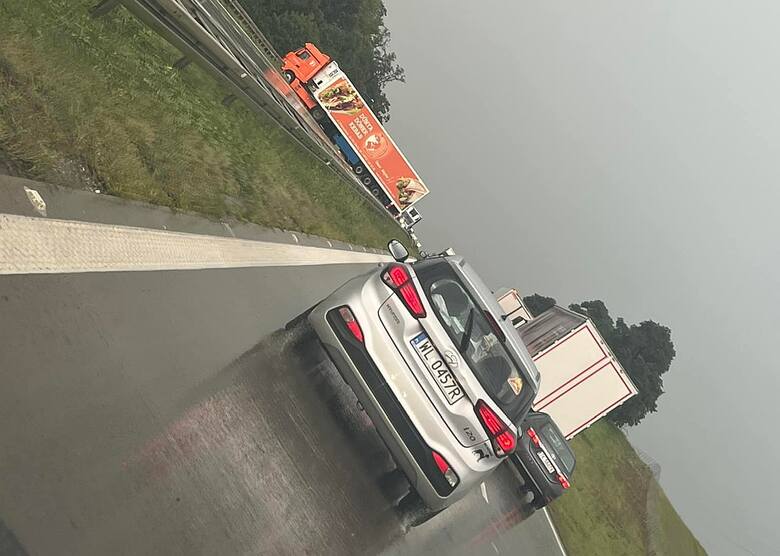 Autostrada A4 zablokowana po wypadku w okolicach Legnicy. Do zdarzenia doszło podczas czwartkowej nawałnicy, która przeszła nad Dolnym Śląskiem