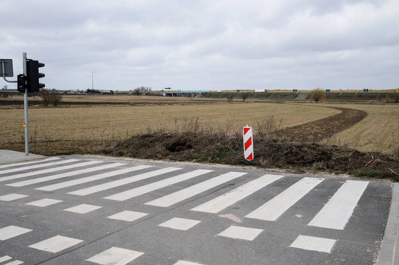 Władze Volkswagena, lokalni politycy oraz mieszkańcy Wrześni chcieliby dokończenia budowy bezpośredniej drogi dojazdowej z autostrady na teren Wrzesińskiej Strefy Aktywności Gospodarczej, w której znajduje się m.in. fabryka Volkswagena<br /> 