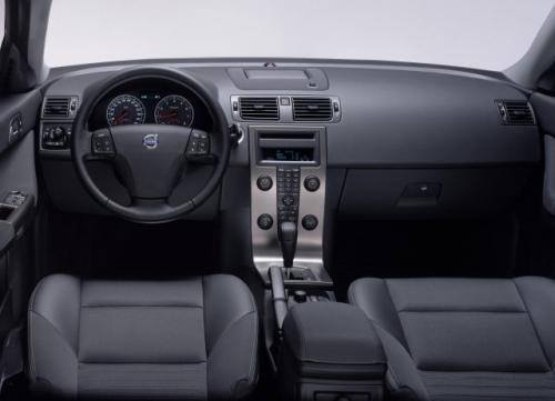 Fot. Volvo: Charakterystycznym elementem wnętrza S40 jest błyszcząca konsola środkowa.