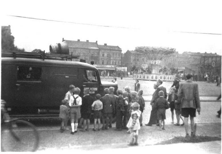 Pokazy strażaków były atrakcjami podczas festynów w Oświęcimiu, jak na zdjęciu na obecnym placu Kościuszki