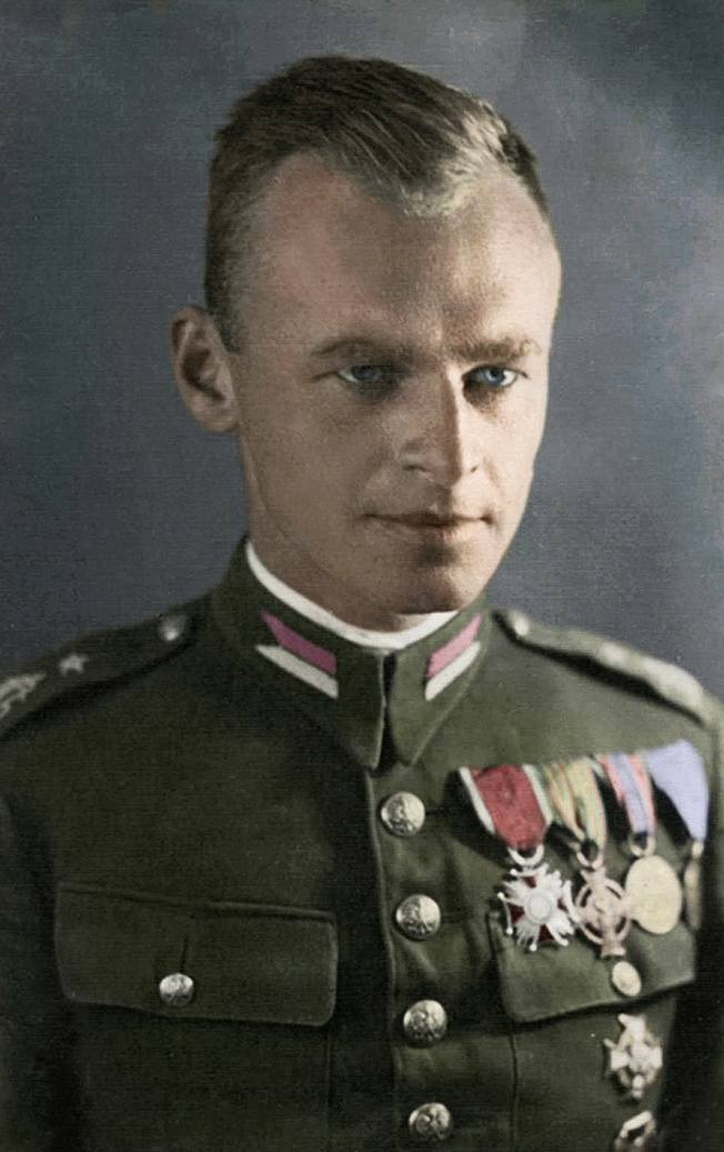 <strong>21. Witold Pilecki </strong><br /> <br /> Pilecki od początku wojny działał w konspiracji. W 1940 r. zgłosił się do wykonania niebezpiecznej misji w Auschwitz. Dał się pojmać w łapance i trafił za druty. Próbował zorganizować w obozie ruch oporu. Dzięki jego raportom Zachód poznał tragiczną...