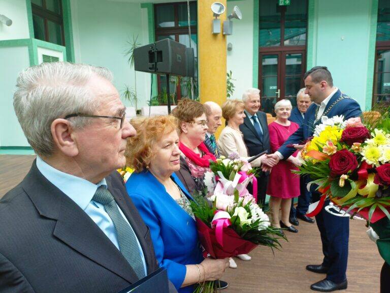 Pary małżeńskie ze Skarżyska świętowały 50. rocznicę ślubu. Były odznaczenia, gratulacje i niespodzianka. Zobacz zdjęcia