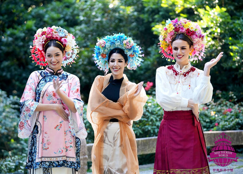 Reprezentantka Polski w konkursie Miss Tourism World 2023 Zuzanna Balonek z Zatora (od lewej) przygotowuje się w Chinach do finałowej gali