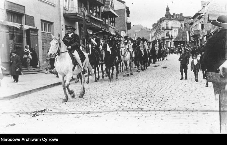 <strong>Zakopane, 1932</strong><br /> <br /> Święto Narodowe Trzeciego Maja – uroczystości w Zakopanem.  Przemarsz górali na koniach ulicą Krupówki.<br />  <br />  