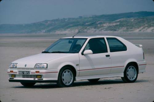 Fot. Renault: W 1988 r. zaprezentowano auto z nadwoziem hatchback. Na zdjęciu wersja 3-drzwiowa.