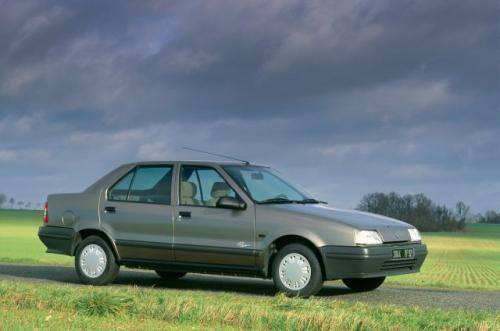 Fot. Renault: W 1989 r. zaprezentowano wersję sedan.
