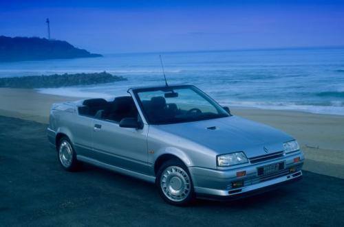 Fot. Renault: Rzadko spotykaną u nas wersję kabriolet zaczęto produkować w 1991 r.
