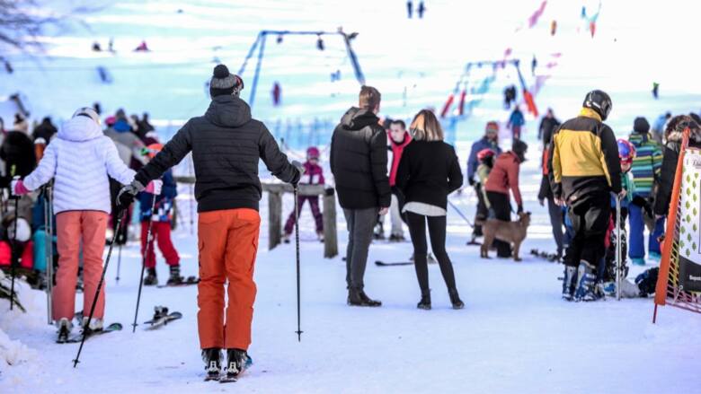 Zabawa na nartach na Łysej Górze w Sopocie