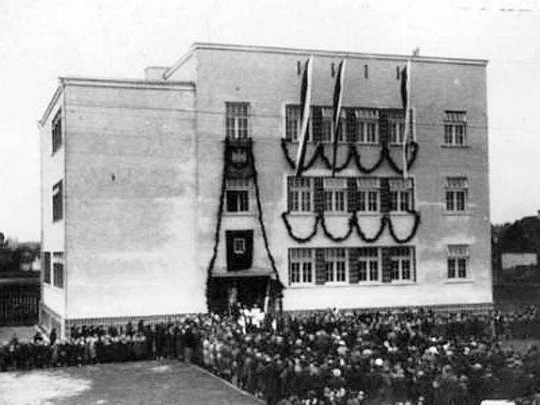Uroczystość oddania do użytku Szkoły Podstawowej nr 7 przy ul. Wiatrakowej. 1936 r. 