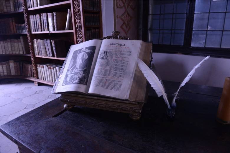 Na początku w klasztorze księgi przechowywano w zakrystii. Salę biblioteczną stworzono za czasów opata Hermana (1347- 1351). Utworzył on fundację, która