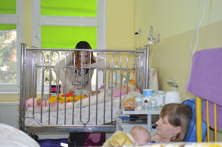 Anna Woźniak i Milena Raszewska spędzają całe doby przy chorych dzieciach w szpitalu w Gorzowie.